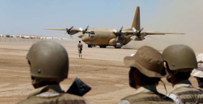 Soldados saudíes cerca de un avión de carga militar en un aeródromo en Yemen. REUTERS / Faisal Al Nasser