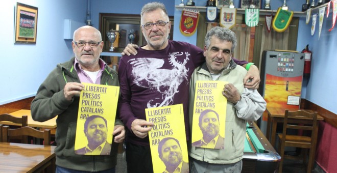 Els germans Maxi i Lolo Calero i Domingo Alfonso, amics i veïns d'Oriol Junqueras i impulsors de la campanya Free Junqueras. Marc Font