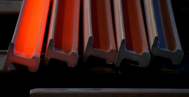 barras de acero ercién salidas de la forja en una planta siderúrgica en la localidad fracnesa de Hayange. REUTERS/Vincent Kessler