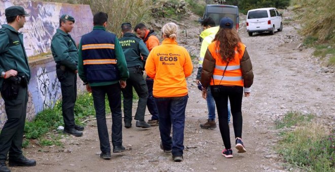 Agentes de la Guardia Civil participan en la búsqueda de Gabriel Cruz, el niño de 8 años desaparecido el pasado martes en Las Hortichuelas, en Níjar (Almería). EFE/Ricardo Garcia