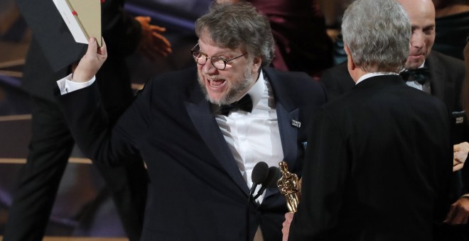 El director mexicano Guillermo del Toro muestra la tarjeta con el premio a la mejor película para 'La forma del agua', en la gala de los Oscar, recibido de manos del actor Warren Beaty. REUTERS/Lucas Jackson