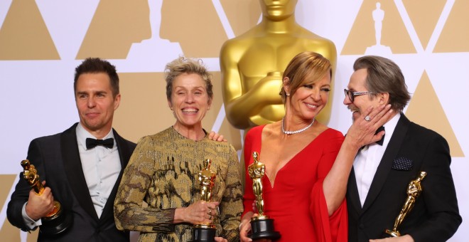 Los actores Sam Rockwell, Frances McDormand, Allison Janney y Gary Oldman, posan tras recibir sus Oscar. REUTERS/Mike Blake