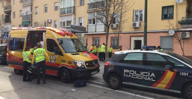 Una ambulancia y una patrulla de Policía frente al portal donde se produjo el asesinato de un joven de 19 años en Carabanchel.