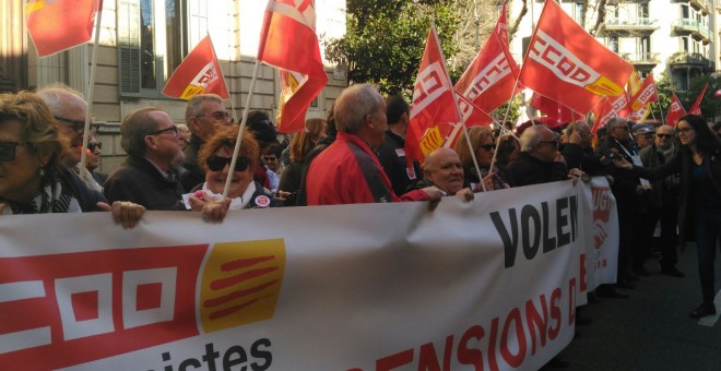 Pensionistes manifestant-se aquest dimarts a Barcelona, davant la delegació del Govern central a Catalunya. Maria Rubio.