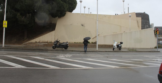 Poca vorera, molt espai per al vehicle privat: un exemple del biaix de gènere que denuncien les urbanistes feministes del Col·lectiu Punt 6, en un carrer de Barcelona. Marc Font.