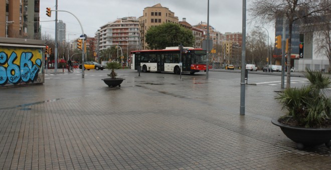 Confluència del carrer Marina i la Meridiana, a Barcelona. Un punt de trobada habitual on no hi ha cap banc. Marc Font