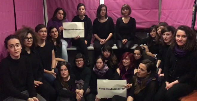 Periodistes catalanes, llegint el manifest Les Periodistes Parem, per a la vaga feminista del 8M.