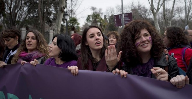 La diputada de Podemos Irene Montero, en la manifestación feminista en Madrid. / LUCA PIERGIOVANNI (EFE)