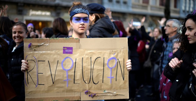 Una manifestante en la marcha de Bilbao del 8M. REUTERS/Vincent West