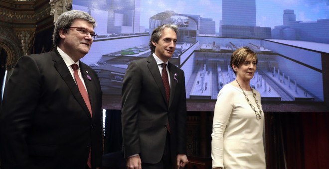 El ministro de Fomento Iñigo de la Serna, la consejera Arantxa Tapia, y el alcalde Juan Mari Aburto, ante la infografia de la entrada a Bilbao del AVE. EFE/Luis Tejido