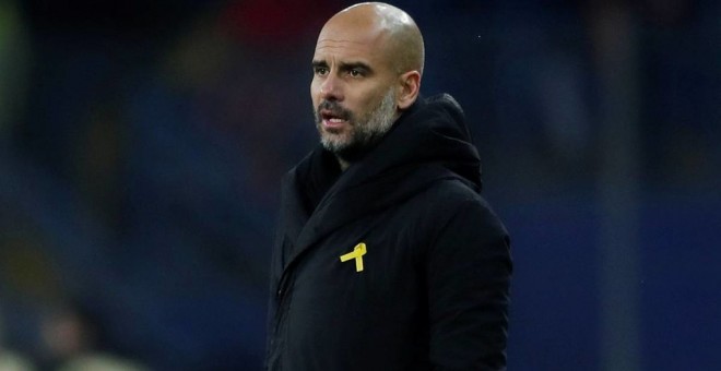 El entrenador del Manchester City, Pep Guardiola, luciendo el lazo amarillo durante un encuentro. EFE