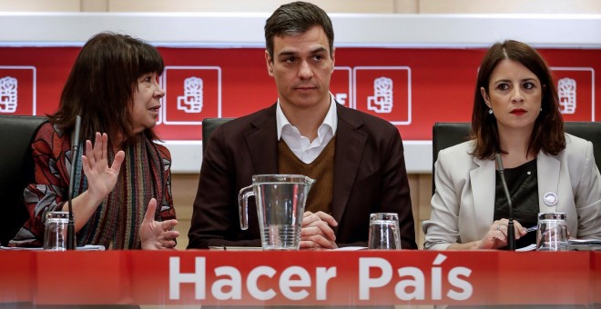 El secretario general del PSOE, Pedro Sánchez (c), acompañado por la presidenta del partido, Cristina Narbona (i), y la vicepresidenta, Adriana Lastra (d), durante la reunión de la Permanente de la Ejecutiva de la formación celebrada en Ferraz. EFE/Emilio