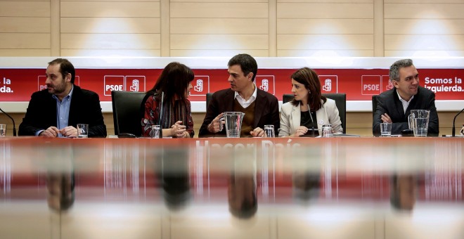 El secretario general del PSOE, Pedro Sánchez (c), acompañado por la presidenta del partido, Cristina Narbona 2i), la vicepresidenta, Adriana Lastra (2d), el secretario de Área de Organización, José Luis Ábalos (i), y el secretasrio Ejecutivo de Formación