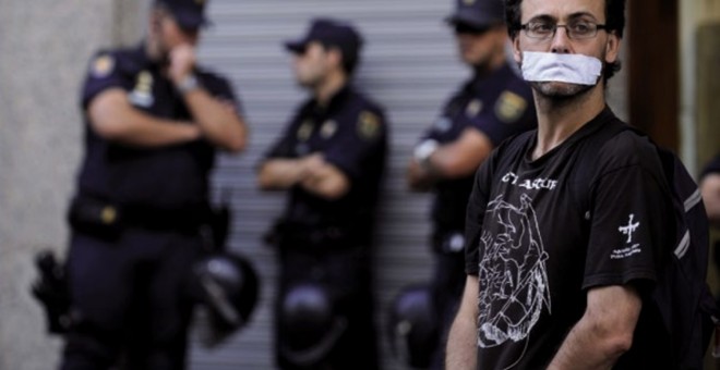 Hombre amordazado durante una protesta contra  la nueva ley de seguridad ciudadana en Gijón,  Asturias, 30 de junio de 2015. REUTERS/Eloy Alonso