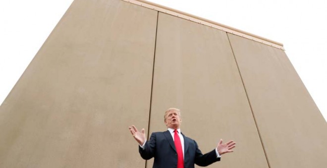 Trump, ante un prototipo del muro que quiere instalar en la frontera con México. | REUTERS