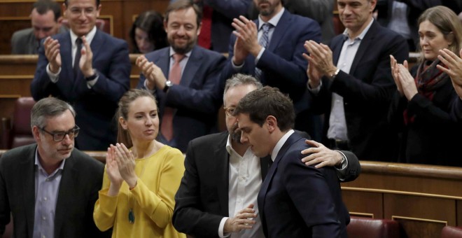 Los escaños de Ciudadanos, aplauden al líder de su partido, Albert Rivera, tras su intervención en el pleno del Congreso sobre las pensiones. EFE/ Ballesteros