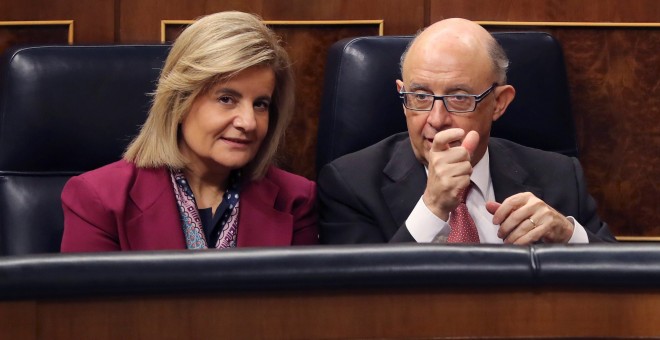 La ministra de Empleo, Fátima Báñez, y el ministro de Hacienda, Cristóbal Montoro, durante la sesión plenaria del Congreso sobre las pensiones. EFE/ Ballesteros