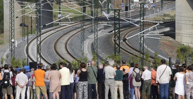 Un grupo de vecinos en el lugar del accidente./ EFE