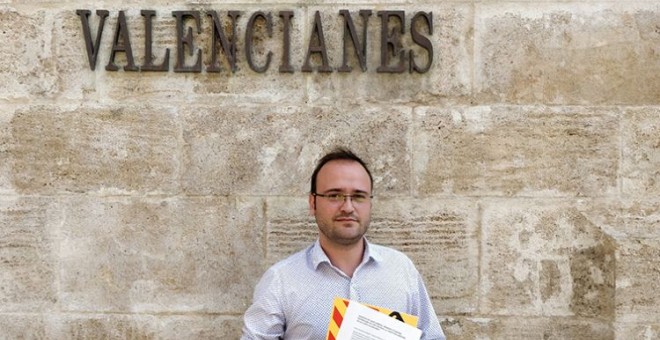 El president d'Esquerra Republicana del País Valencià, Josep Barberà, davant la façana de les Corts Valencianes. Paco Beltrán.