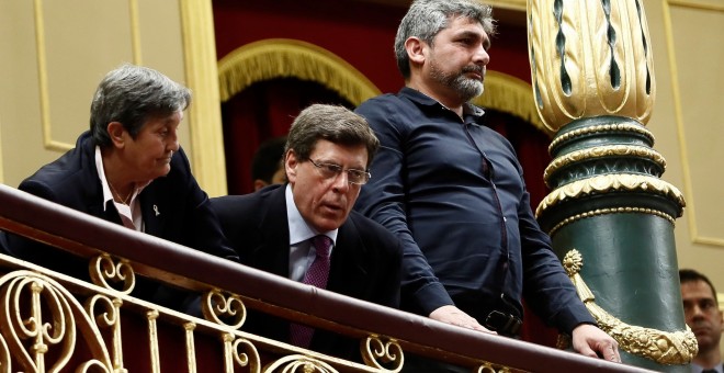 Juan Carlos Quer y Juan José Cortés, padres de Diana Quer y Mari Luz Cortés respectivamente, junto a la presidenta de la Asociación Clara Campoamor, Blanca Estrella, durante el pleno del Congreso que debate la derogación de la prisión permanente revisable