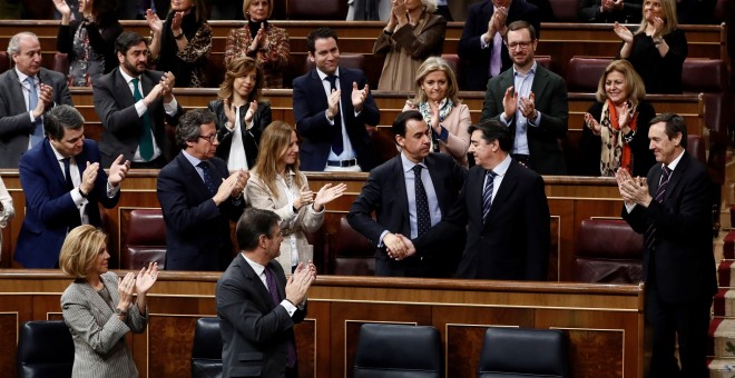 La bancada popular aplaude al Portavoz adjunto y secretario general del Grupo Parlamentario Popular, José Antonio Bermúdez de Castro, tras su intervención en el debate sobre la derogación  de la prisión permanente revisable. EFE/Mariscal