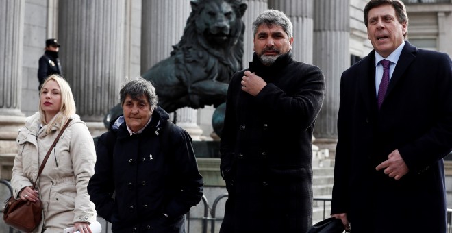 Juan Carlos Quer (d) y Juan José Cortés, padres de Diana Quer y Mari Luz Cortés, junto a Jéssica Sánchez, en representación de la familia de Yéremi Vargas, y la presidenta de la Asociación Clara Campoamor, Blanca Estrella (2i), a su llegada esta mañana al