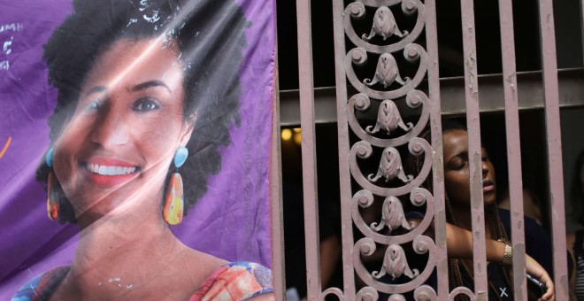 Centenares de personas acuden a las puertas de las Cámara Municipal de Río de Janeiro para asistir al funeral de la concejala y activista brasileña Marielle Franco, asesinada anoche en el centro de esa ciudad. EFE/Antonio Lacerda