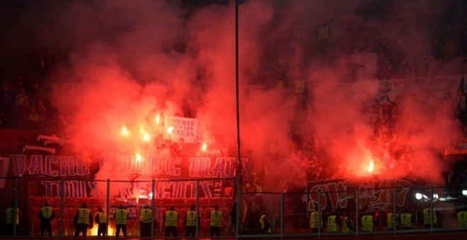 Ultras del Olympique de Marsella en el estadio San Mames durante el partido de Europa League contra el Athletic de Bilbao. / Reuters