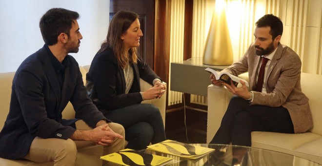 El president del Parlament, Roger Torrent, amb la coordinadora d'Amnistia Internacional, Adriana Ribas, i el responsable de relacions institucionals d'AI Catalunya, Eduard Martínez.