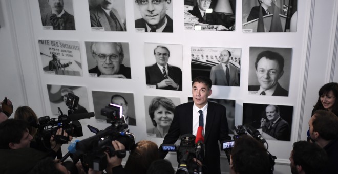 El nuevo líder del Partido Socialista (PS) francés, Olivier Faure, posa para los medios antes de una rueda de prensa en la sede de la formación, junto a las fotos de anteriores líderes. AFP/STEPHANE DE SAKUTIN