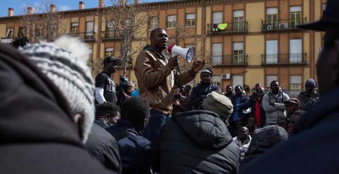 Concentración por la muerte de Mame Mbaye en la Plaza Nelson Madela de Madrid.- JAIRO VARGAS