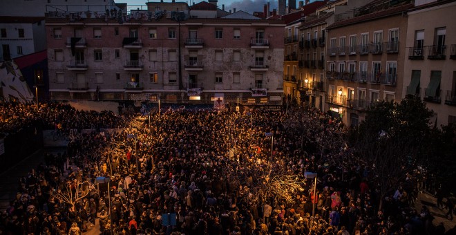 Concentración en la plaza de Nelson Mandela, en el barrio madrileño de Lavapiés, para protestar por la muerte del mantero senegalés Mmame Mbage. JAIRO VARGAS