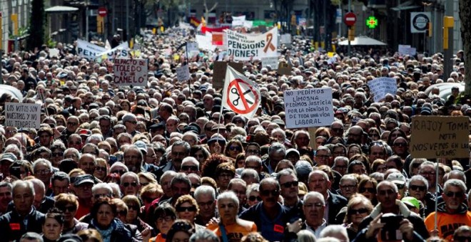 Manifestació a Barcelona per unes pensions dignes i en contra de la revalorització de només el 25%. EFE / Quique García