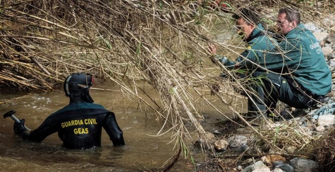 Miembros de la Guardia Civil esta tarde durante las labores de búsqueda en el arroyo donde desapareció el Guardia Civil de Guillena (Sevilla) que intentó socorrer a una pareja que quedó atrapada en su vehículo. EFE/ David Arjona