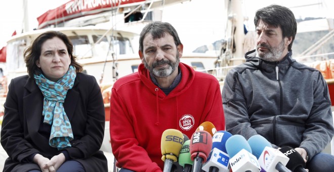 El fundador i director de l'ONG Proactiva Open Arms, Òscar Camps, amb l'alcaldessa de Barcelona, Ada Colau.