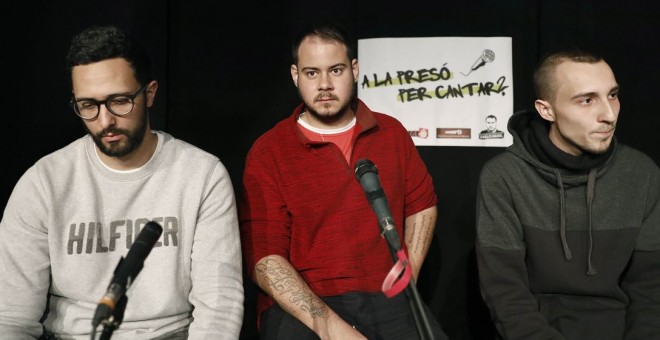 Los raperos Valtonyc, Pablo Hasel y Elgio, durante el acto celebrado esta tarde en Sabadell (Barcelona). EFE