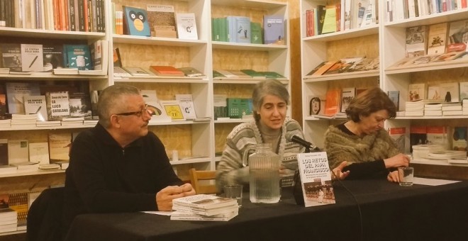 Jordi Valls, Teresa Forcades i Maite Garcia, en la presentació del llibre 'Els reptes del Para Francesc'. Espai Contrabandos.