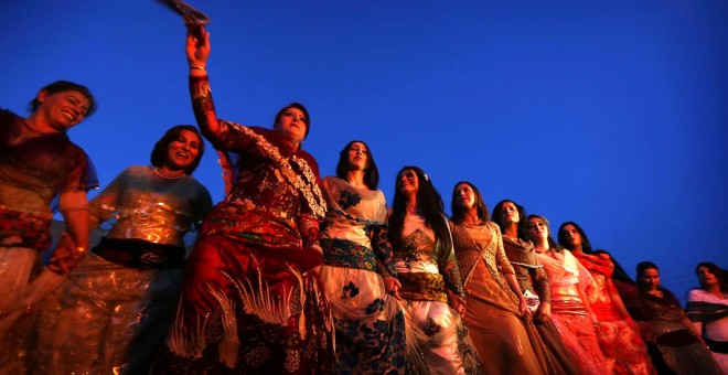 Mujeres kurdas iraníes durante una danza tradicional en las celebraciones del Nowruz de 2016. - AFP