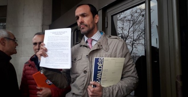El abogado Antonio Suárez-Valdés en las puertas del Decanato de los juzgados de instrucción.- EUROPA PRESS