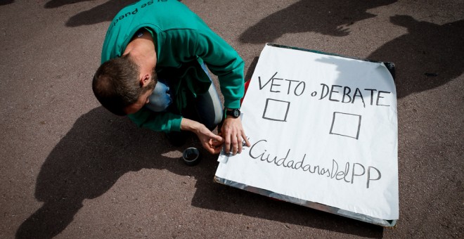 Concentración de miembros de la PAH frente a la sede de Ciudadanos en Barcelona, para protestar por  el veto a su propuesta de ley de Vivienda.EFE/Enric Fontcuberta