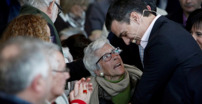 El secretario general del PSOE, Pedro Sánchez, participó en A Coruña en una asamblea abierta con militantes y otros ciudadanos sobre pensiones dignas. EFE/Cabalar