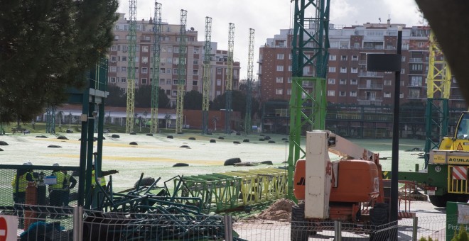 Imagen de los trabajos para demoler campo de golf de Chamberí, declarado ilegal. E.P.