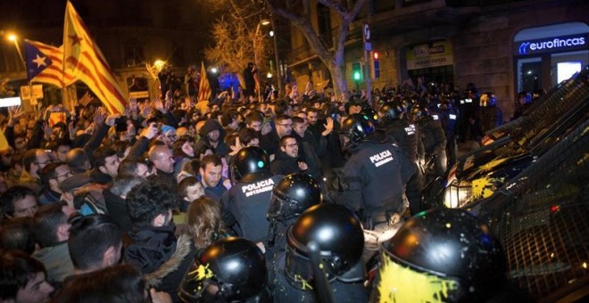 Concentració de manifestants a les immediacions de la delegació del govern espanyol a Barcelona / EFE Enric Fontcuberta