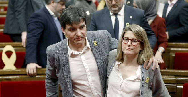 Elsa Artadi (d), de JxCat y Sergi Sabriá, de ERC, abandonan abrazados el hemiciclo tras el pleno en el Parlament de Cataluña. EFE/Andreu Dalmau