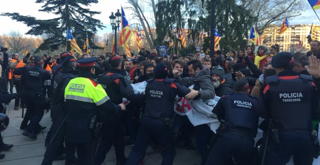 Els Mossos d'Esquadra intenten barrar el pas als manifestants a Lleida / Mònica Mombiela