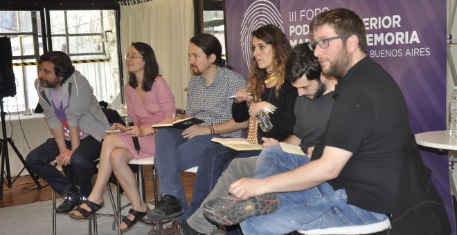 De izquierda a derecha: Rafael Mayoral, Esperanza Jubera (representante de Podemos en el exterior), Pablo Iglesias, Noelia Vera, Pablo Bustinduy y Miguel Urbán. ANA DELICADO