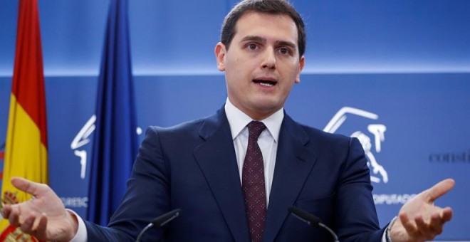 El líder de Ciudadanos, Albert Rivera, durante la rueda de prensa que ha ofrecido hoy en el Congreso para anunciar que ha llegado a un acuerdo con el Gobierno para apoyar los presupuestos. /EFE