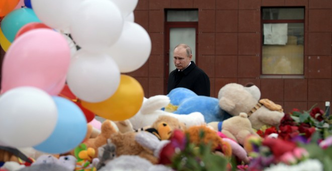 Putin visita el lugar del incendio, con cientos de recuerdos para las 64 víctimas. REUTERS