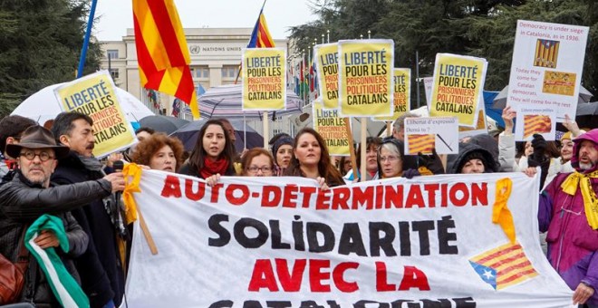 Un grupo de catalanes residentes en Suiza participan en una protesta que pide la libertad de los políticos catalanes presos. - EFE