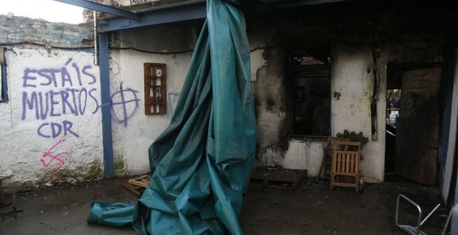 Pintada amenaçant dins de l'Ateneu Popular de Sarrià, que ha patit un incendia aquesta matinada. @AP Sarrià